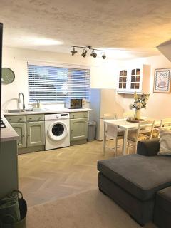 The Garden Annexe, walk to Derriford and close to Dartmoor with Parking - 8