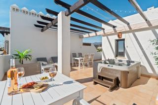 Luxurious penthouse with private jacuzzi, sea views and big terras - 8