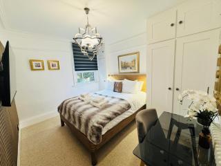 Designer 2 Bed Luxury Apartament with Private Garden in London - 6