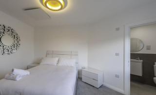 Stylish and Bright 2 Bed Apartment in Ashford - 9