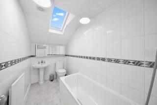 HOP Homes-Spacious 4BR Home with Private Parking and WiFi - 9