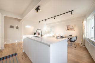 Bright Modern Apartment with Balcony - 4