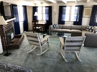 Spacious Lakeside Boathouse Cottage for an Unforgettable Family Getaway in Macatawa, Michigan - 9