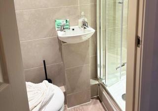 2 bed 2 bath luxe apartment in Hampton in Arden - 4