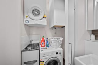 Bright 1-Bed Apartment in Greenway - 1