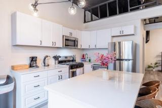 Luxury 5BR w King Bed and Pool Table Near Chinatown 2010 South Wabash - 4F - 1