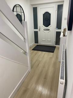 4 bed detached house with free parking on the driveway - 5