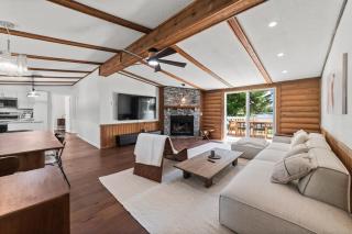 Lakefront 3 Bedroom Retreat on Susan Lake-5 minutes from Charlevoix - 0