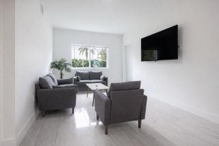 Modern 3BR Getaway 4 Beds with Free Parking Included - 2