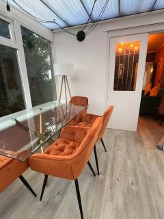 Stylish 1 Bed Ground Floor Flat & Private Garden - 9