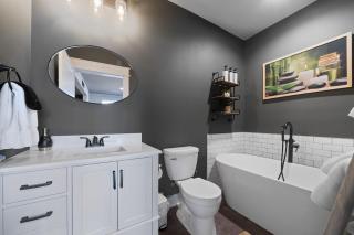 Modern Lakefront 2 Kings Private Putting Green - 1