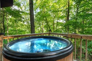 Romantic Hideaway- Pet Friendly, Hot Tub, Firepit - 9