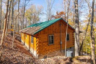 Cozy Canopy- Hot Tub, Firepit, Covered Deck, WiFi - 5