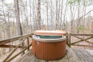 Hillside Loft Cabin- Hot Tub, WiFi, 20 mins from Natural Bridge - 3
