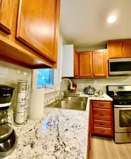 Very cozy 3 bedroom house close to everything - 5