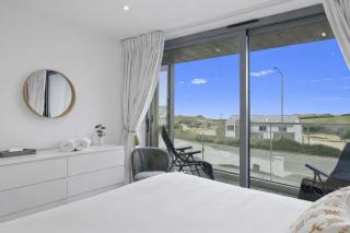 Modern Apartment Opposite Beach Parking & Balcony - 1