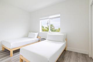 Stylish 3BR Apartment, 4 Beds, Great for Groups with Free Parking - 4