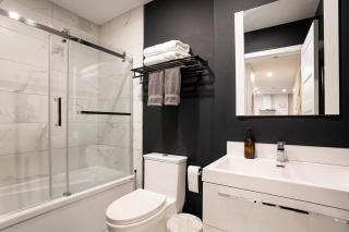 Modern Cozy 2BR Suite with Gym & Rooftop Views Near Downtown & Airport - 7