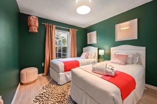 Disney World Getaway: 4 Br - Sunroof - BBQ Bliss - 1