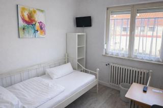 Rent2Stay Einzelzimmer mit privatem Bad - Smart-TV, WLAN, Parkplatz - 3