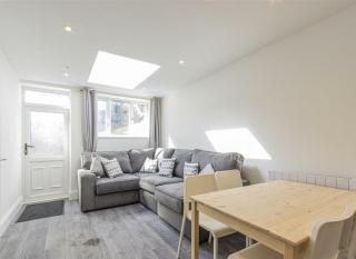 Spacious Three Bedroom City Centre Flat with Courtyard - 9