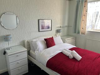 3-Bed Coventry House Ideal for Contractors and Family - 8