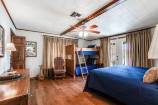 Bayou Oaks-Sleeps 12-Private Lake with Fish - 5