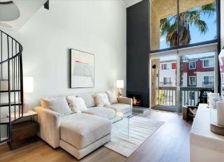 Two-Bedroom Venice Home Near the Beach with Balcony Views - 1