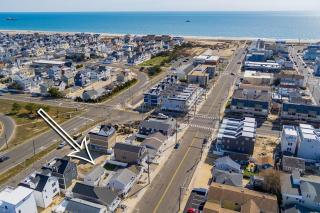 Private 2 bedroom Front House Sleeps 4 Yard, Deck & BBQ Beach Badges - 7