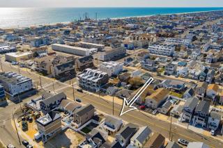 Private 2 bedroom Front House Sleeps 4 Yard, Deck & BBQ Beach Badges - 6