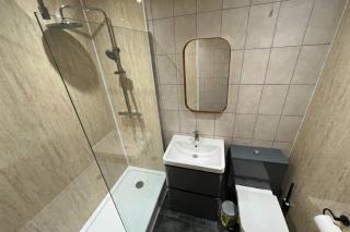 City Centre - Sleeps 6 - Bars, Parking & Netflix - 6