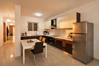 Charming Modern 1BR Apartment with Balcony Views - 4