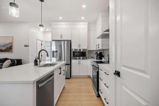 Large 5BR Family Home w Kids Play Den & Private Basement Suite Included, FREE Banff Pass! - 3