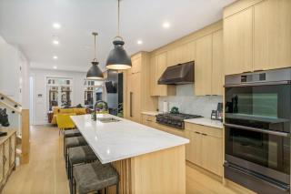 Trendy Bridgeland, Fireplace, King Beds, AC - 6