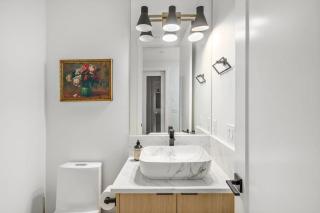 Trendy Bridgeland, Fireplace, King Beds, AC - 1