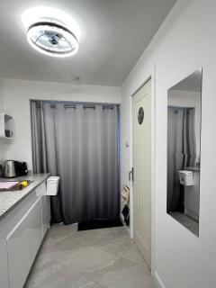 Sheffield Modern Studio with Free EV Charging - 3