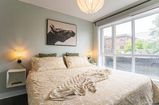 Sleek Modern 2BR Getaway with Gym & Rooftop Views Near Downtown & Airport - 9