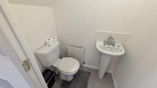 Large Modern House with Private Parking - 7