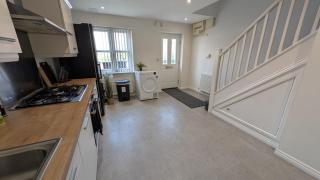 Large Modern House with Private Parking - 1