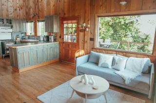 Insane views, hot tub, wood stove, close to town! - 0