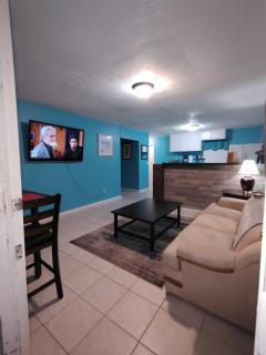 GpL 5542 Cozy Getaway with bright colors & full kitchen - 0