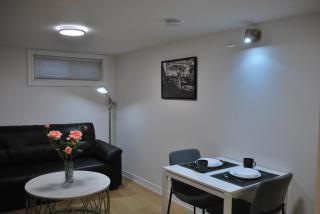 Cozy Private Room with Shared Bathroom in Toronto - 8