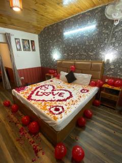 !!The Valley View Hill-Top Heights & Open Rooftop Cafe !! Bonfire !! Family Hotel Near To Mall Road 100Mtr!! - 9