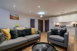 Modern 2-Bed, 2-Bath City Apartment near Old Trafford, Free Parking, Ideal for Contractors and Long Stays - 9