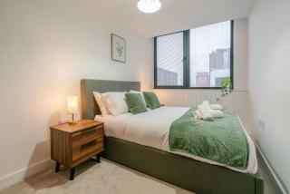 Modern 2-Bed, 2-Bath City Apartment near Old Trafford, Free Parking, Ideal for Contractors and Long Stays - 0