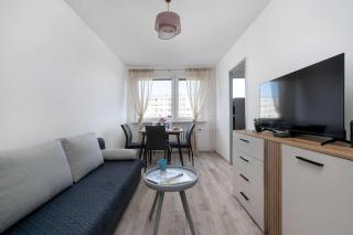 Bright 2-Bedroom Apartment with Bathtub, Remote Work by Noclegi Renters - 1
