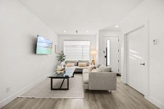 Bright Modern 3 Bedroom Suite in Vancouver - 5
