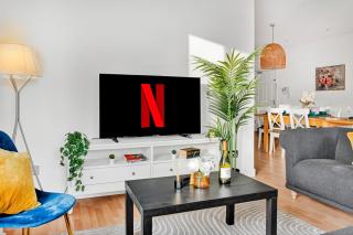 Spacious NG1 City Centre Apartment Near Motorpoint Arena, sleeps 6 - 0