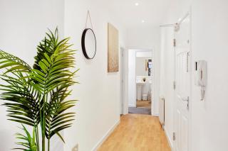 Spacious NG1 City Centre Apartment Near Motorpoint Arena, sleeps 6 - 1