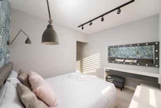 Metro Płocka Urban Oasis Apartment by BookingHost - 4